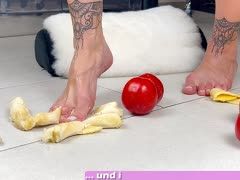 Fußfetisch Spiele mit einer Banane und Tomaten bei Fetisch Spielen