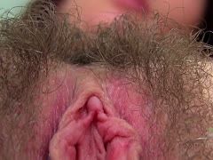 Amateur Girl zeigt ihre stark behaarte rosa Möse