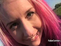 Freches Girl mit rosa Haaren beim Outdoor Sex